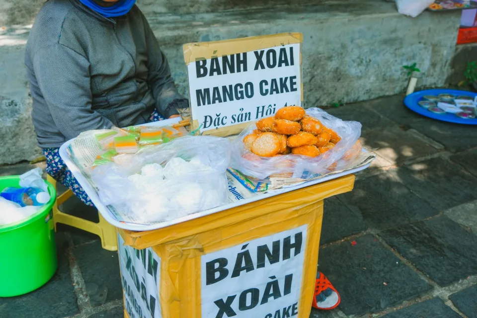 Bàn ăn tại Tiệm Chè Xyn